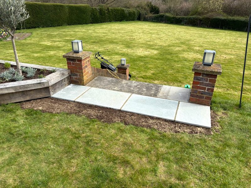 Contemporary walled patio in grey porcelain